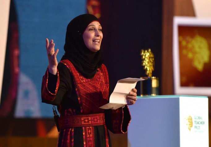 A palestina Hanan Al Hroub vence prêmio de melhor professora do mundo do Global Teacher Prize