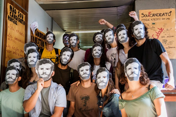 Alunos da UnB com máscaras do Honestino Guimarães, líder estudantil desaparecido durante o regime militar
