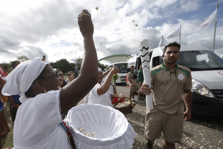 Mães e filhas de santo jogaram água de cheiro e pipoca na recepção do comboio em Ibicaraí (BA)