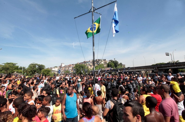 Hasteamento da Bandeira no Complexo da Maré