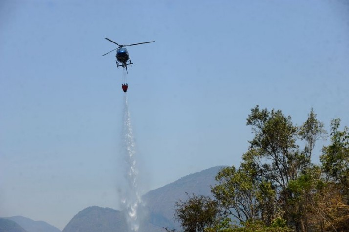 Helicóptero apaga incêndio na região serrana do Rio