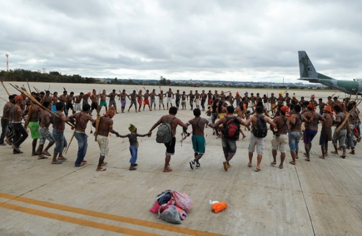 Índios munduruku chegam à Brasília para reunião com governo