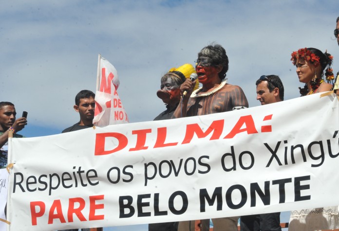 Índios protestam contra a construção da hidrelétrica de Belo Monte