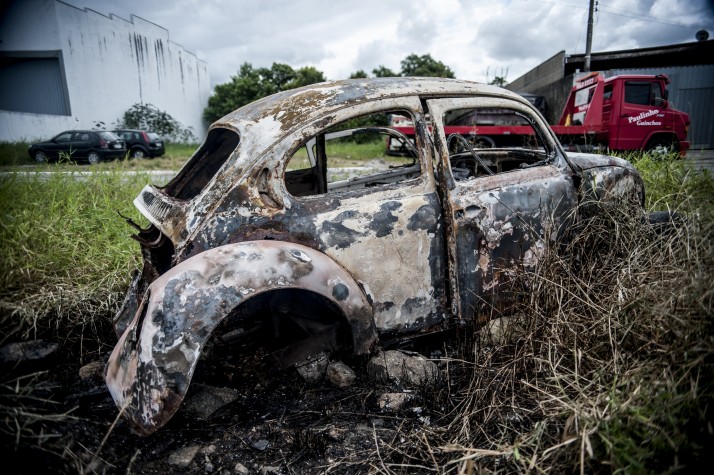 Carro queimado em Itajaí