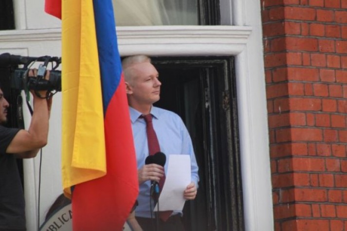 Julian Assange discursa na sacada da  embaixada do Equador em Londres