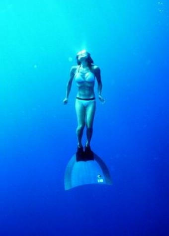 Mulher nadando com monofin 