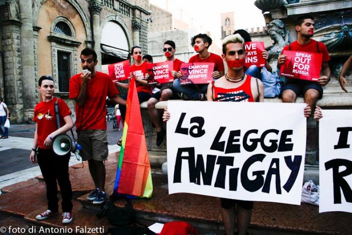 Protesto contra lei antigay em Bolonha, na Itália
