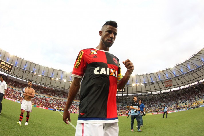 O lateral-direito Léo Moura em seu último jogo oficial pelo Flamengo