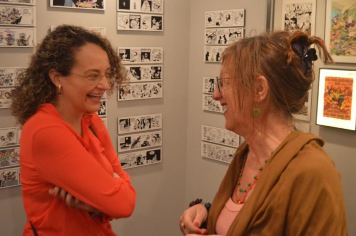 Luciana Genro visita exposição de Laerte em SP