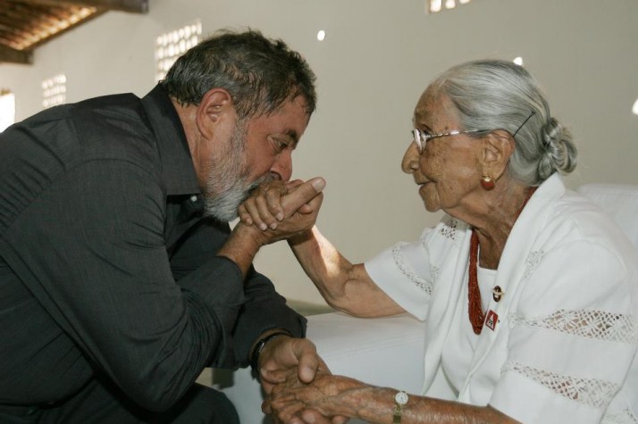 Lula beija mão de dona Canô