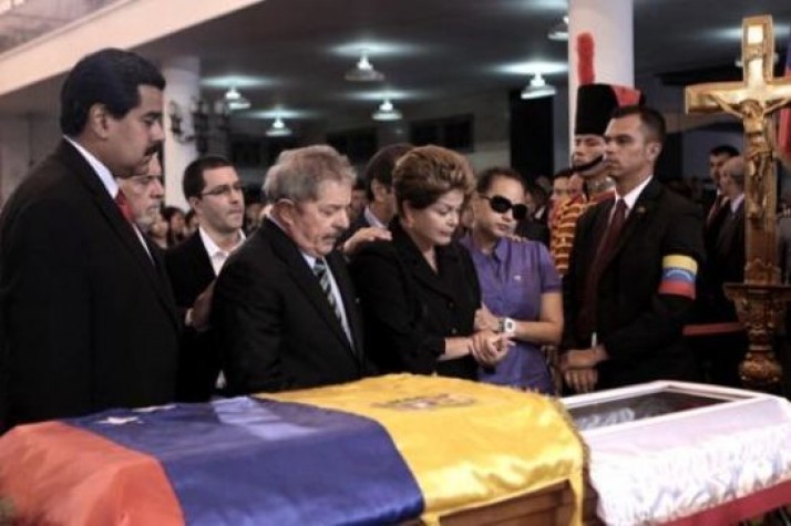 Lula e Dilma se despedem de Hugo Chávez