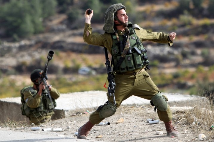 Soldado israelense lança granada contra manifestantes palestinos