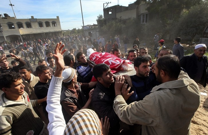Palestinos carregam corpo do garoto de 10 anos durante funeral 