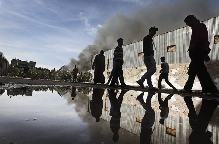 Palestinos apagam fogo em fábrica de madeira após ataque aéreo