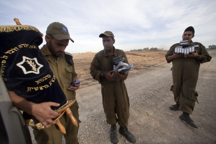 Soldados israelenses testam tanque na fronteira com a Faixa de Gaza