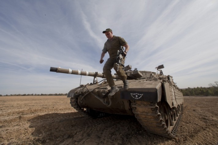 Soldado israelense salta de tanque após manobras na Faixa de Gaza