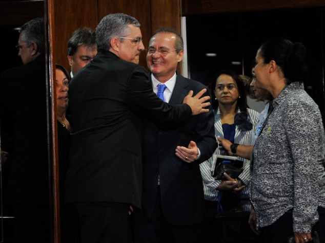 Renan Calheiros do Senado recebe Padilha, do Ministério da Saúde