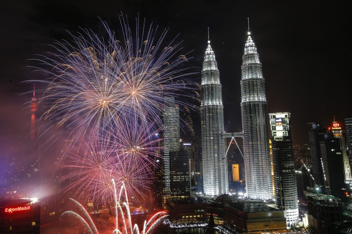 Fogos de artifício na virada para 2016 em frente ao Petronas Tower em Kuala Lumpur, Malásia