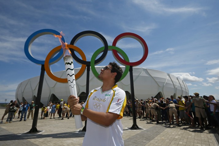 Uma das paradas da tocha olímpica durante seu revezamento em Manaus foi a Arena da Amazônia