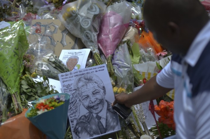 Em Joanesburgo, sul-africanos prestam últimas homenagens na porta da casa de Nelson Mandela