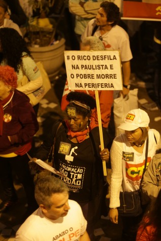 Manifestação contra o impeachment de Dilma, no Largo da Batata, em São Paulo