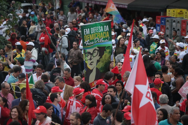 Manifestação contra o impeachment de Dilma, no Largo da Batata, em São Paulo