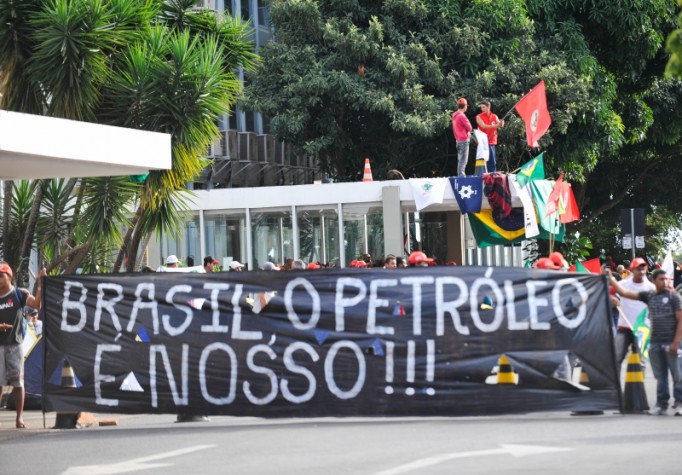Manifestantes ocupam Ministério de Minas e Energia