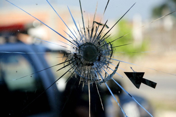 Violência - marca de tiro no vidro Violência - marca de tiro no vidro
