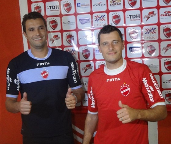 Marcelo Pitol e Gian, jogadores do Vila Nova