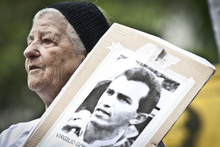 Manifestante carrega foto de desaparecido na ditadura militar