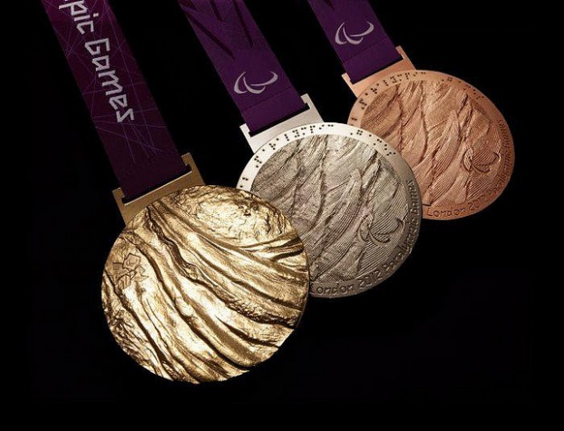 Medalhas de ouro, prata e bronze com as palavras London 2012 escritas na fita