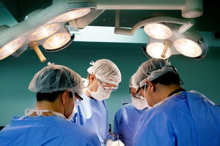 Médicos fazem transplante ósseo no Instituto Nacional de Traumatologia e Ortopedia