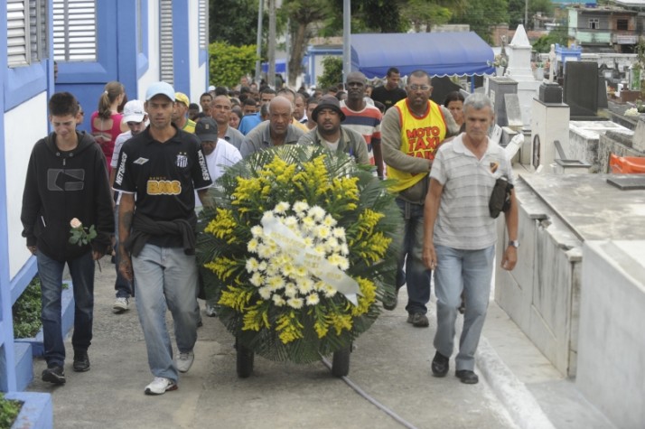 Clima de comoção no enterro do menino Kayo da Silva Costa
