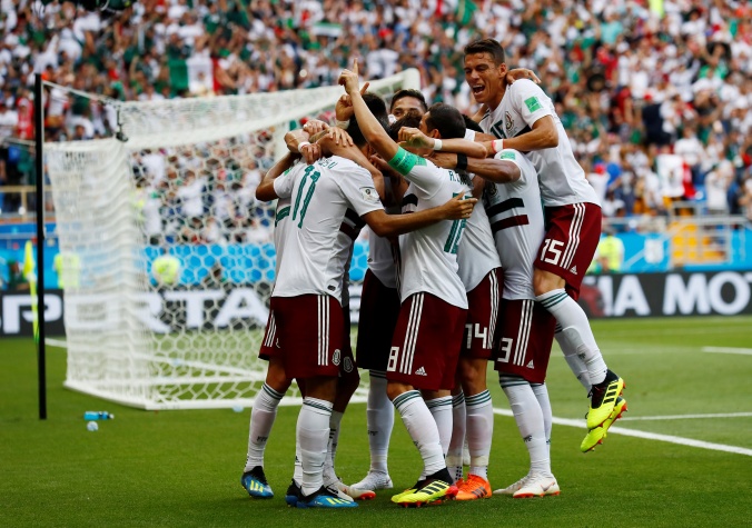 Jogadores do México celebram gol