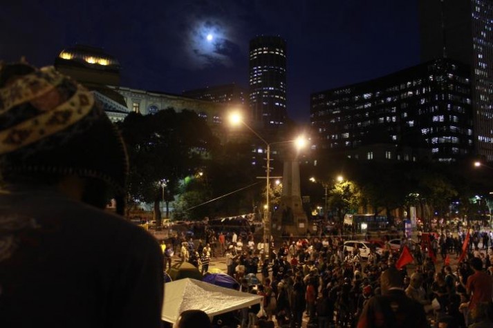 O ato Fora Cabral e a Farsa Eleitoral começou sob intensa luz da lua cheia, na Cinelândia. 