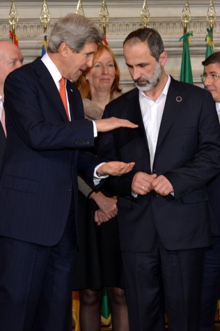 John Kerry conversa com Moaz Al Khatib