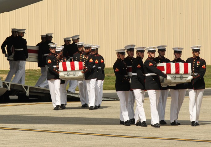 Corpo de embaixador e funcionários mortos em ataque chegam aos EUA