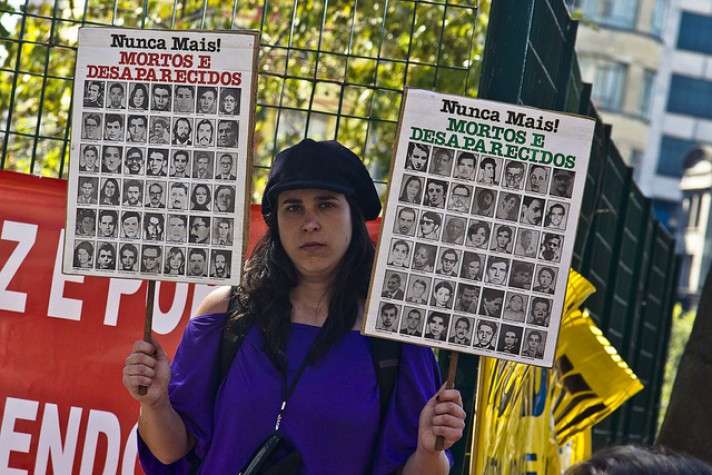 Manifestante traz cartaz com fotos de mortos e desaparecidos na ditadura militar