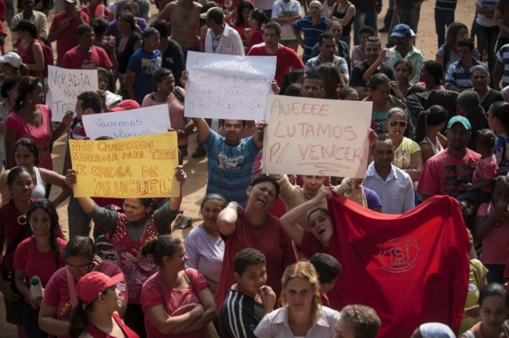 Famílias que ocupam um terreno da União na zona sul da capital paulista, fazem manifestação