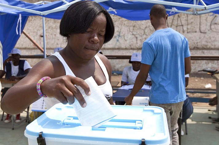 Mulher vota nas primeiras eleições gerais em Angola após fim da guerra civil