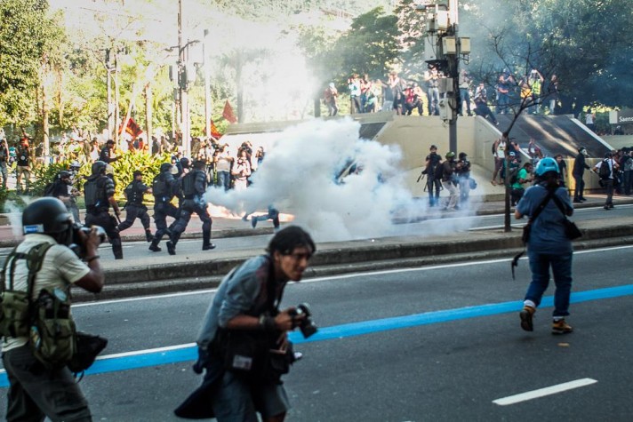 Polícia dispersa manifestação com bombas