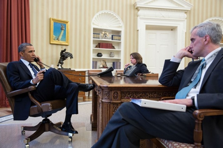 Barack Obama, o chefe de gabinete  Denis McDonough e a assessora para segurança interna, Lisa Monaco