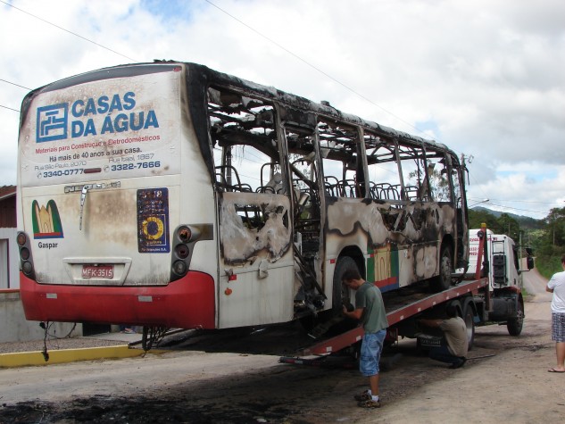 Ônibus incendiado em Gaspar (SC)