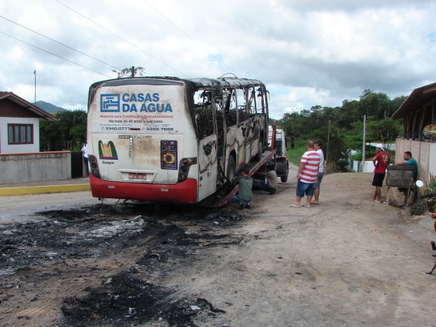 Ônibus incendiado em Gaspar (SC)