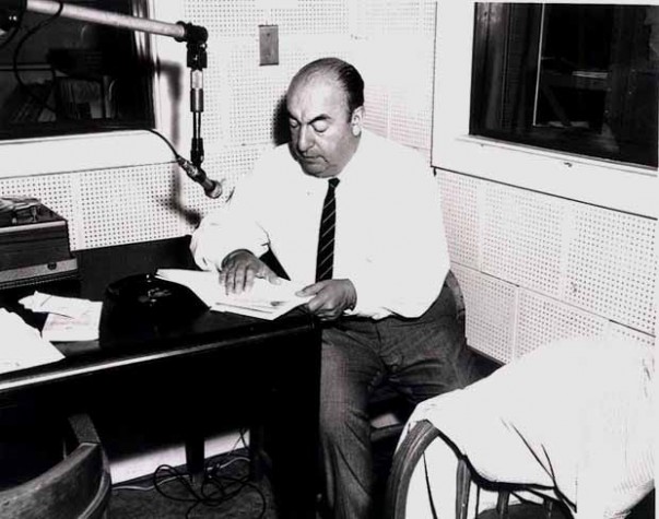 O poeta chileno Pablo Neruda lê seus textos em um estúdio de rádio