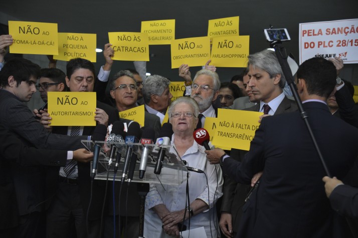 Parlamentares protestam contra Eduardo Cunha