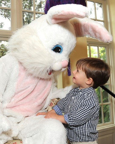 Criança conversa com o coelho da Páscoa