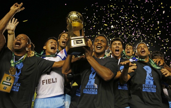 Jogadores do Paysandu festejam o título com a taça de campeão da Copa Verde