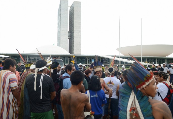 Índios e ativistas do Greenpeace protestam em Brasília contra PEC 215