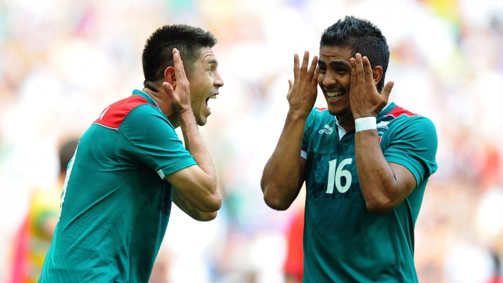 O mexicano Peralta comemora seu segundo gol contra o Brasil na final